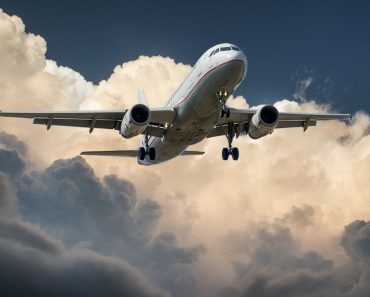 Flygplan uppe bland molnen