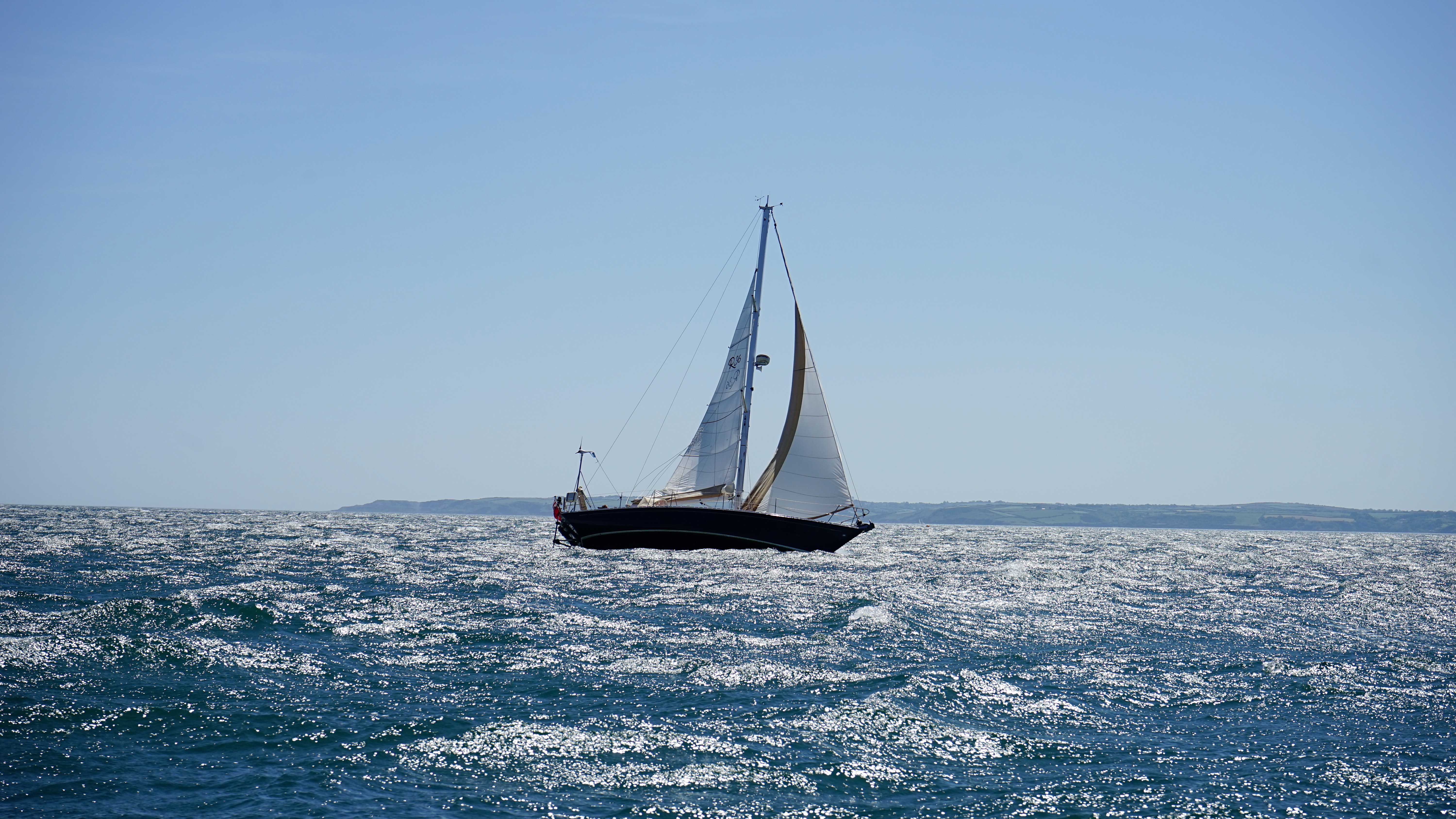 Båt med segel på havet